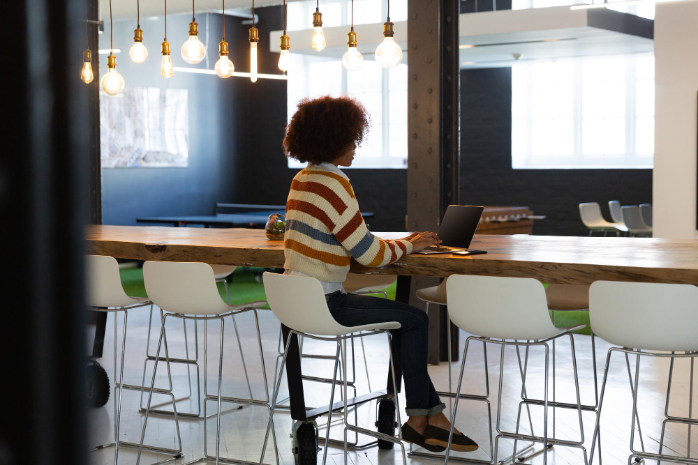7 Hot Desking Examples That Boost Productivity Hot Desking Examples